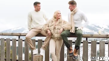 Se va de fin de semana con dos jovencitos de buena polla para follar sin parar