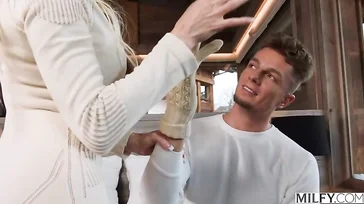 Se va de fin de semana con dos jovencitos de buena polla para follar sin parar