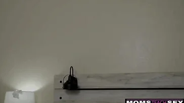 Milf morena sorprende al guarro de su hijastro haciéndose una paja