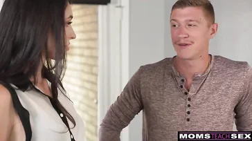 El novio de mi hermana me clava la polla con mi hermana al lado .. !!