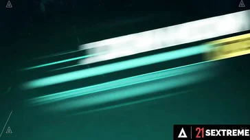 Siente tanto aprecio por el vecino jubilado que no le importa mamar su polla