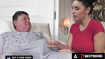 Siente tanto aprecio por el vecino jubilado que no le importa mamar su polla