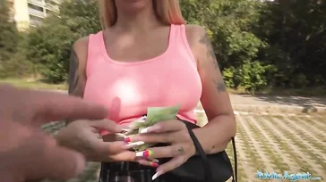 Guapa rubia de mechas se deja follar por un desconocido que le ofrece dinero