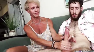 Abuela sexy sorprende al novio de su nieta haciéndose una paja en el sofá