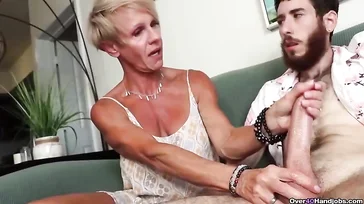 Abuela sexy sorprende al novio de su nieta haciéndose una paja en el sofá