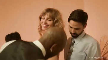 La guapa francesa Leyah Viola satisface a varios hombres a la vez