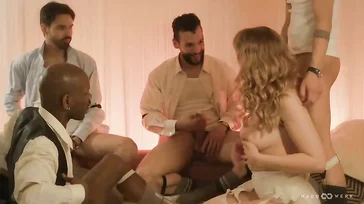 La guapa francesa Leyah Viola satisface a varios hombres a la vez