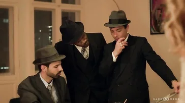 La guapa francesa Leyah Viola satisface a varios hombres a la vez