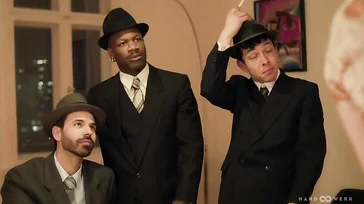 La guapa francesa Leyah Viola satisface a varios hombres a la vez