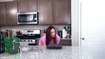 Se masturba en el sofá y su suegro está a punto de pillarla in fraganti