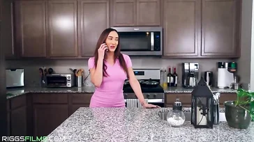 Se masturba en el sofá y su suegro está a punto de pillarla in fraganti