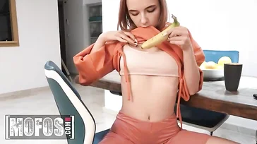 Se calienta jugando con un plátano para terminar cabalgando su dildo