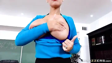 La profesora tiene unas tetas increibles y le ha castigado al acabar la clase