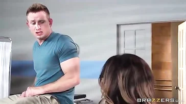 La doctora MILF alucina con la polla gorda del paciente: qué ganas de lamerla