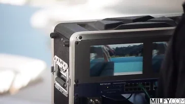 Se deja seducir por dos chicos negros del trabajo: qué ganas tenia ella!