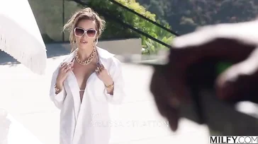 Se deja seducir por dos chicos negros del trabajo: qué ganas tenia ella!