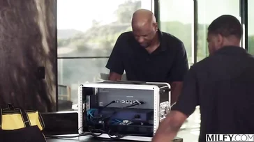 Se deja seducir por dos chicos negros del trabajo: qué ganas tenia ella!