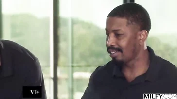 Se deja seducir por dos chicos negros del trabajo: qué ganas tenia ella!