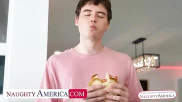 Mein Stiefbruder macht köstliche Sandwiches, aber sein Schwanz ist auch köstlich.