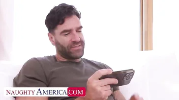 Mi hijastra aprovecha que estamos solos en casa para echarme mano a la polla ... !!