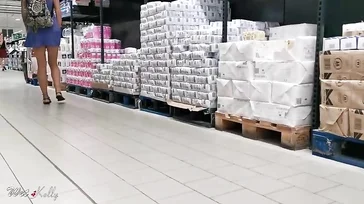Exhibiéndose en el supermercado en minifalda y sin bragas: qué sexy!