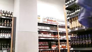 Exhibiéndose en el supermercado en minifalda y sin bragas: qué sexy!