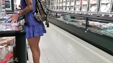 Exhibiéndose en el supermercado en minifalda y sin bragas: qué sexy!