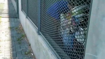 Exhibiéndose en el supermercado en minifalda y sin bragas: qué sexy!