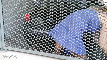 Exhibiéndose en el supermercado en minifalda y sin bragas: qué sexy!