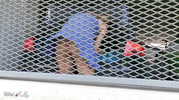 Exhibiéndose en el supermercado en minifalda y sin bragas: qué sexy!