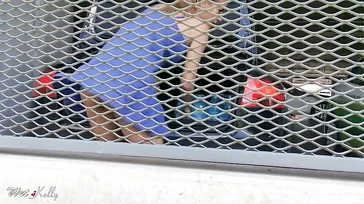 Exhibiéndose en el supermercado en minifalda y sin bragas: qué sexy!