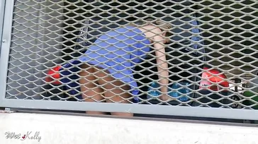 Exhibiéndose en el supermercado en minifalda y sin bragas: qué sexy!