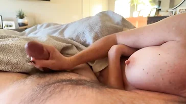 Nada como que tu novia te despierte de la siesta con una buena paja