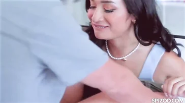 La madre de su novia le guiña el ojo, le hace una mamada y le pide follar