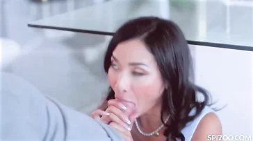 La madre de su novia le guiña el ojo, le hace una mamada y le pide follar