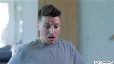 La madre de su novia le guiña el ojo, le hace una mamada y le pide follar