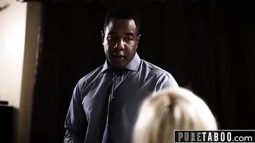 Seduce a su padrastro negro para que le eche huevos y se atreva a follarla