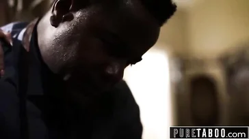 Seduce a su padrastro negro para que le eche huevos y se atreva a follarla