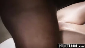 Seduce a su padrastro negro para que le eche huevos y se atreva a follarla