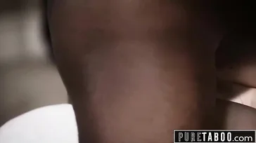 Seduce a su padrastro negro para que le eche huevos y se atreva a follarla