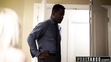 Seduce a su padrastro negro para que le eche huevos y se atreva a follarla