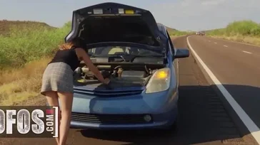 In autostrada, raccoglie una bella ragazza la cui auto si è guastata...