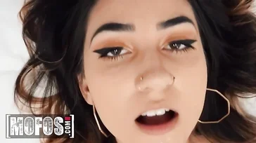 In autostrada, raccoglie una bella ragazza la cui auto si è guastata...