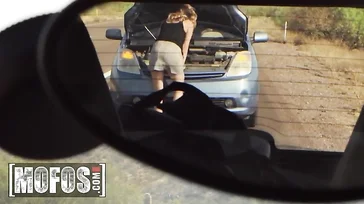 Il prend en stop une jolie fille sur l'autoroute dont la voiture est en panne...