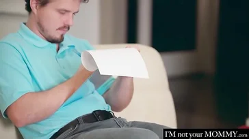 Mi madrastra me escribe para que vaya a casa a follarla: menuda zorra