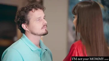 Mi madrastra me escribe para que vaya a casa a follarla: menuda zorra