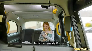 Guapa pelirroja se abre de piernas para que el taxista vea su coño