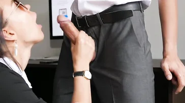 La secretaria se pone de rodillas a comer polla antes de la reunión