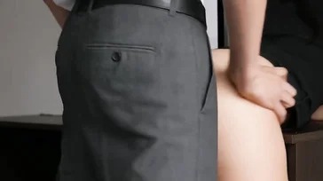 La secretaria se pone de rodillas a comer polla antes de la reunión