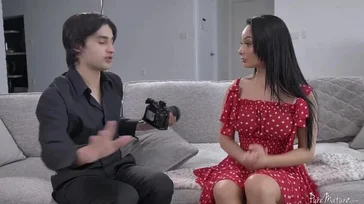 Le hago fotos a una amiga de mi madre y acabo lamiendole el coño